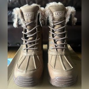 UGG Women’s Adirondack II - Size 6 Hazelnut